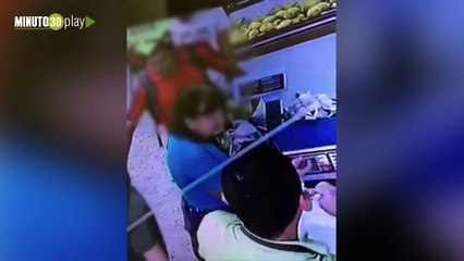 13-05-19 Sujeto fue grabado hurtando un celular en un descuido de una mujer en un supermercado de Calasanz