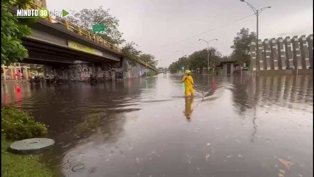 Dagrd con Bomberos Medellín atiende emergencias por lluvias en la ciudad
