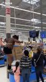 #OMG: Hombre hace locuras con leche en Walmart !! #TIKTOK