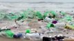 #OMG: Olas cargan miles de envases plasticos a las orillas de la playa