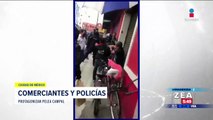 VIDEO: Comerciantes y policías protagonizan pelea campal
