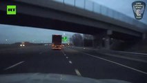 #VIDEO: Auto sale volando tras salirse en una curva en una autopista