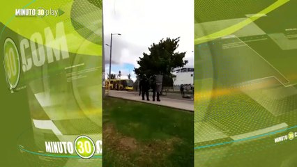 Es falso que uniformado del Esmad quemó el bus nuevo del Transmilenio