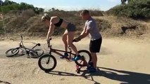 #OMG: Chica pedalea una bicicleta BMX a una impresionante velocidad