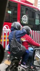 Parillera de motocicleta no aguanto el hambre y saco la coca del almuerzo