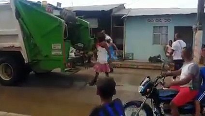 Empleados de empresa de aseo se disfrazaron