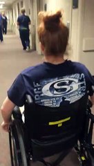 #CUTE: Enfermera se conmueve hasta las lágrimas al ver una paciente parapléjica caminar