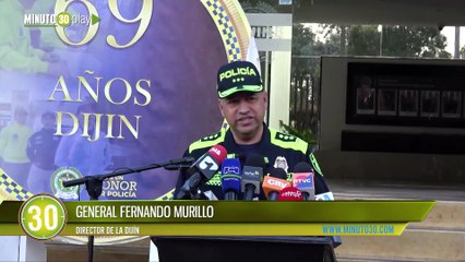 Un policía que se arrodilló y le suplicó a Dios La imagen que le da la vuelta a Colombia