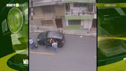 Dos sujetos en motocicleta robaron a varias personas que se encontraban en un carro en Robledo