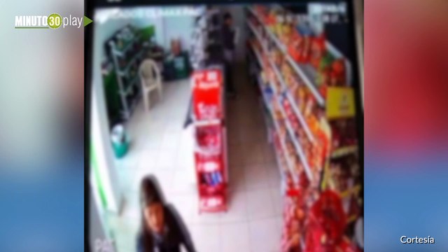 16-10-19 con una pistola de mentiras se metió a un negocio a robar en Robledo, pero le tocó salir corriendo