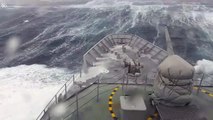 #VIRAL: Los marineros reaccionan cuando su buque de guerra es destrozado por olas MONSTRUALES