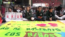 Medellín celebra el Día Internacional de la Mano Roja clamando no llevar a los niños a la guerra