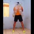 #OMG: Chico con dos tubos de botellas en la espalda haces trucos con pelotas