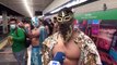luchadores castigan a usuarios que no usan cubrebocas en el metro de la CDMX