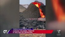 Juegan voleibol en las faldas de volcán en erupción en Islandia