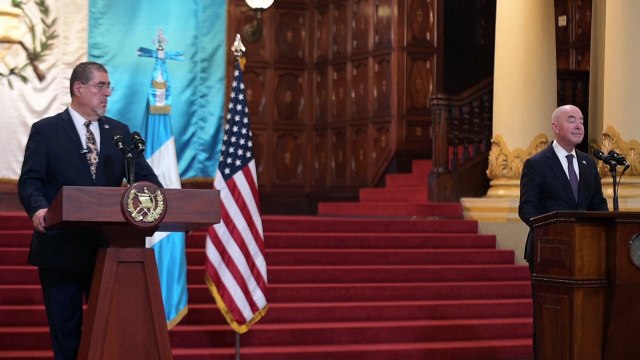Lo apoyamos , dice Kamala Harris al presidente de Guatemala en la Casa Blanca