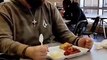 #OMG: ¡Un tipo toma el puré de patatas del plato de sus amigos con la mano!