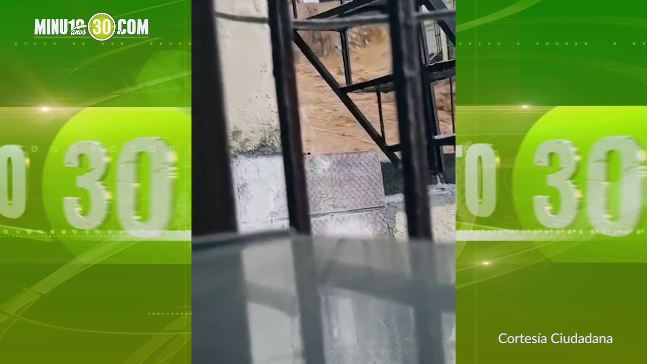 Parecen ríos Así lucen algunas calles de Medellín tras fuerte aguacero de esta tarde