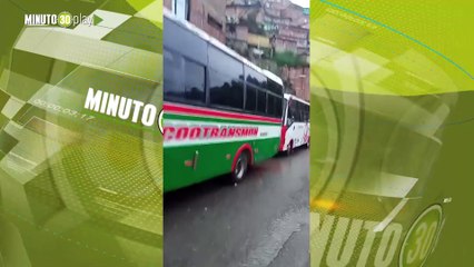 Скачать видео: Están cansados Conductores realizan paro de buses en Santo Domingo por el mal estado de la vía