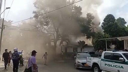 VIDEO Se presenta fuerte incendio en estación de Policía de Cali