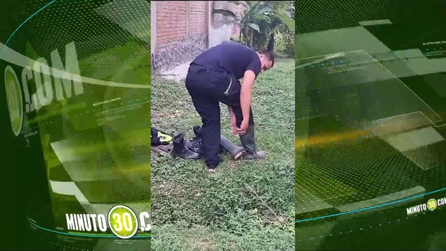 Policía de Cali rescató a un perrito que estaba en un caño de aguas residuales