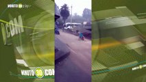 Casi se le lleva la moto fuerte corriente en una calle de San Cristóbal tras el fuerte aguacero
