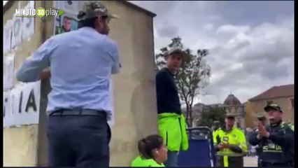 De aquí no me sacan representante del Centro Democratico denuncia que lo quieren sacar de las marchas del petrismo