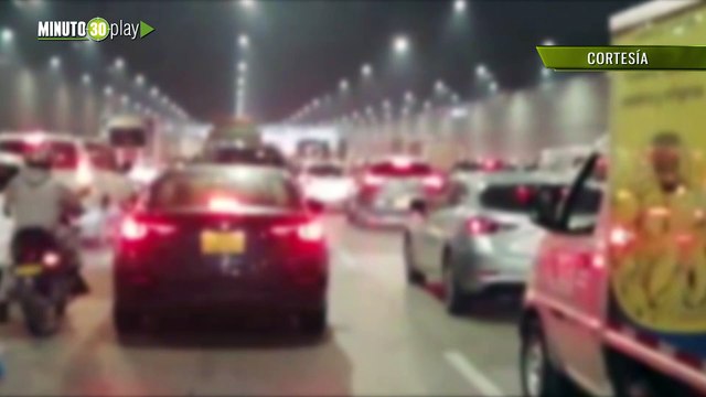 congestión vehicular por lluvias y creciente en el río medellín
