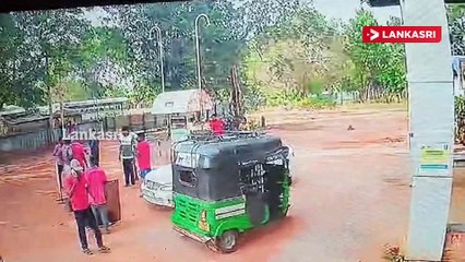 மதுபோதையில் சென்ற குழு எரிபொருள் நிரப்பு நிலையத்திற்குள் தாக்குதல்!