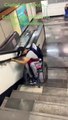 #VIRAL: Hombre en silla de ruedas muestra como bajar las escaleras del metro CDMX