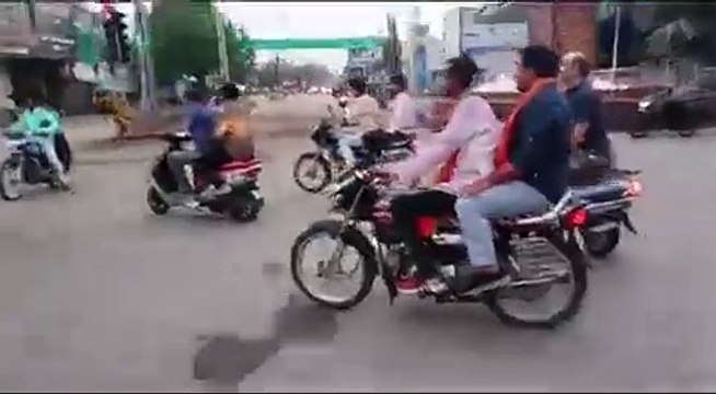 Happy Holi: 2024 के रंग नेताजी के संग, रंग खेलने बाइक पर निकले डिप्टी CM विजय शर्मा, देखें VIDEO