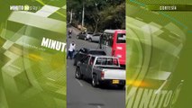Se dieron los puños Busero y taxista se fueron a los golpes, tras chocarse en plena Calle Colombia