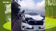Vaca se cayó de un barranco y se le fue encima a un carro en Envigado