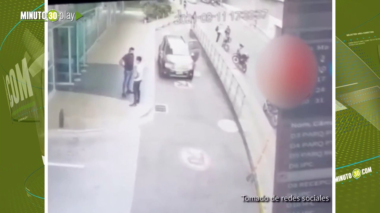 Impresionante El momento exacto en el que cae carro de parqueadero en El Poblado