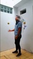 #OMG: Un tipo lleva una pipa con tres salidas en la espalda y hace malabares con pelotas
