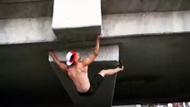 #OMG: Un hombre se sube a un puente con una fuerza y un agarre increíbles