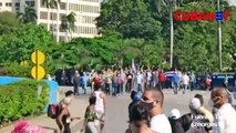 Con PALOS contra el PUEBLO arremeten contra manifestantes en La HABANA