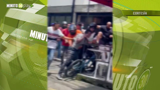 Video A tablazos y piedras fueron atendidos dos presuntos ladrones en la Bolivariana