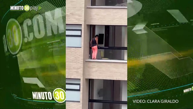 Mujer arriesga su vida limpiado la fachada de un apartamento en Medellín
