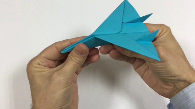 Bastel dir deinen eigenen Papierflieger! Origami Flieger weiter fliegt