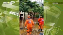 Rescatistas ayudaron a salir a varios ciudadanos tras la inundación en Manrique