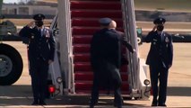El presidente Biden se cae en las escaleras del avion presidencial