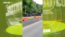 Camión con gaseosas se volcó en la vía Santa Fe  Medellín y los que pasan por el lugar se recogen las botellas