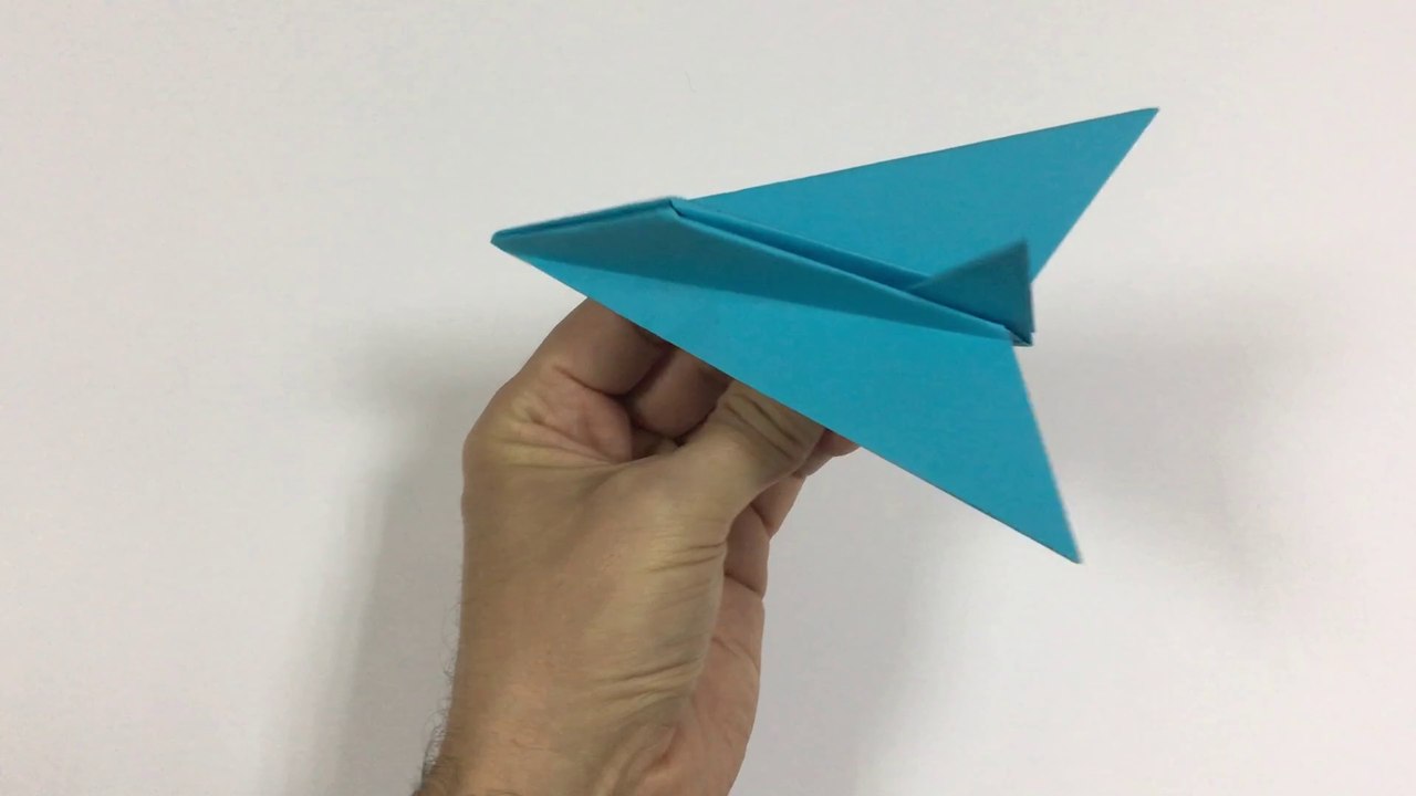 Wunderschöner Origami-Papierflieger. Unsichtbares Flugzeug