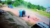 Una mujer escapa por el parabrisas al volcar un camión