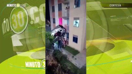 Tremendo guarapazo Así terminó un carro en el barrio Valadares de Bello