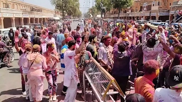 होली रे होली ...मस्तों की टोली के बाद रंग बरसे ने जमाया रंग