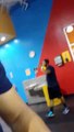 #OMG: Se le cae el calzón en el gym
