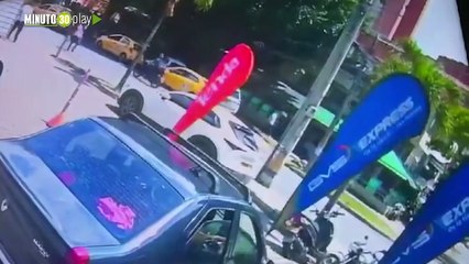 Como si nada y a plena luz del día se robaron una moto por el Éxito de Colombia