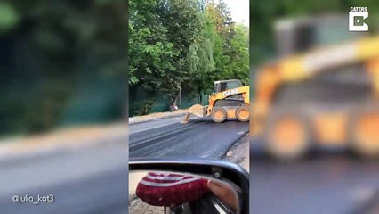 Tải video: #VIRAL: Graban a máquina excavadora haciendo piruetas en plena carretera